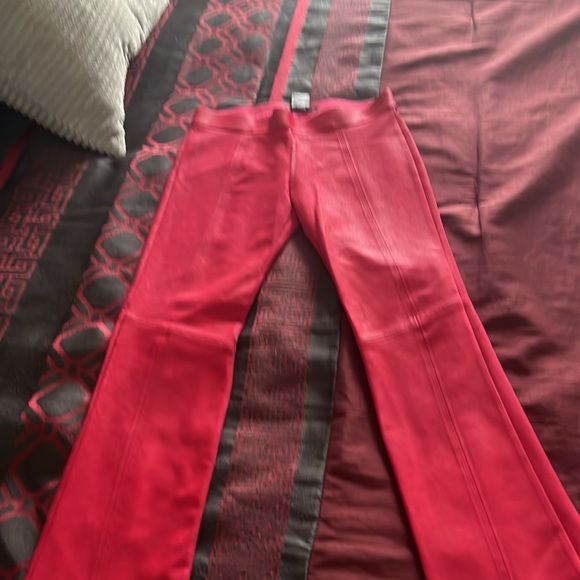 𝐓𝐰𝐨 𝐬𝐞𝐭𝐬 𝐨𝐟 𝐛𝐥𝐚𝐜𝐤 𝐚𝐧𝐝 𝐫𝐞𝐝 𝐩𝐚𝐧𝐭𝐬! - Picture 3 of 6